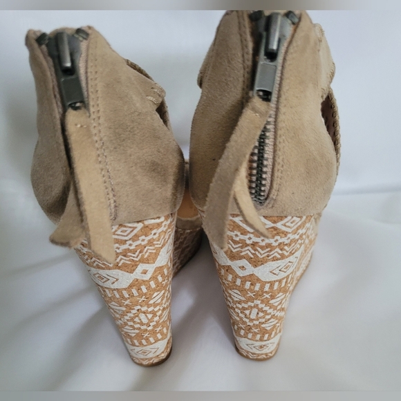 New Not Rated 9.5 Native American Strappy High Wedge Sandals Oatmeal - Picture 5 of 7